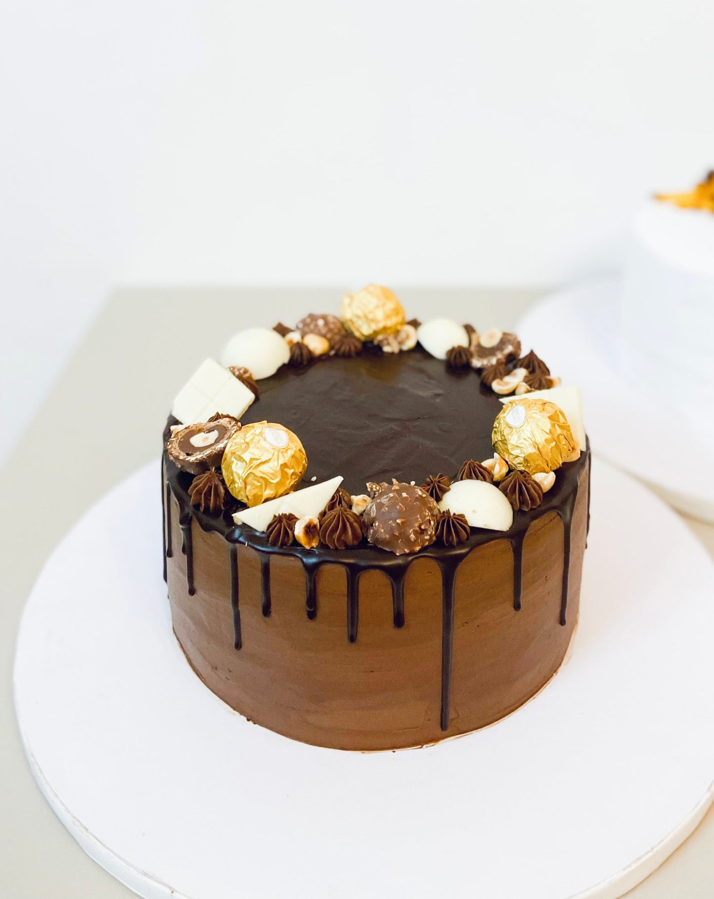MINIMALISTIC BIRTHDAY CAKES